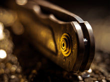 Cargar imagen en el visor de la galería, Navaja Boker Merlin Damasco Masterpiece Gold - Boker Cuchillos