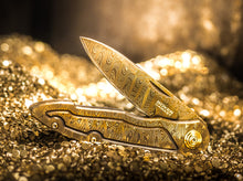 Cargar imagen en el visor de la galería, Navaja Boker Merlin Damasco Masterpiece Gold - Boker Cuchillos

